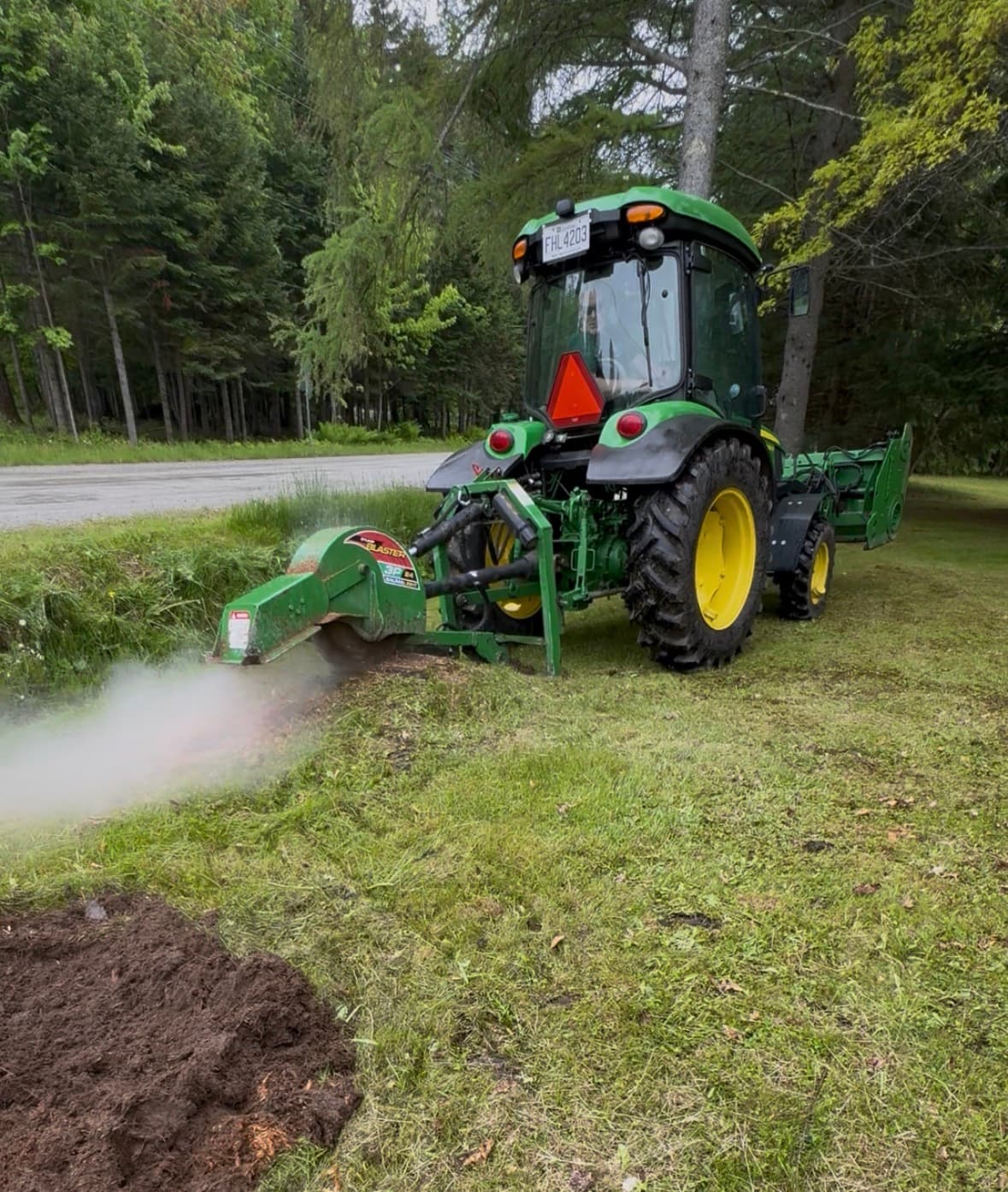 Essouchage d'une souche d'arbre par Aménagements Agénor à Sherbrooke